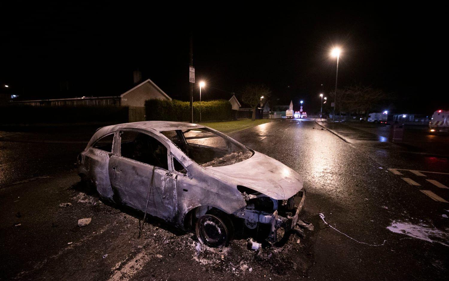 En utbränd bil efter sammanstötningar med polis i Londonderry eller Derry som staden också kallas.