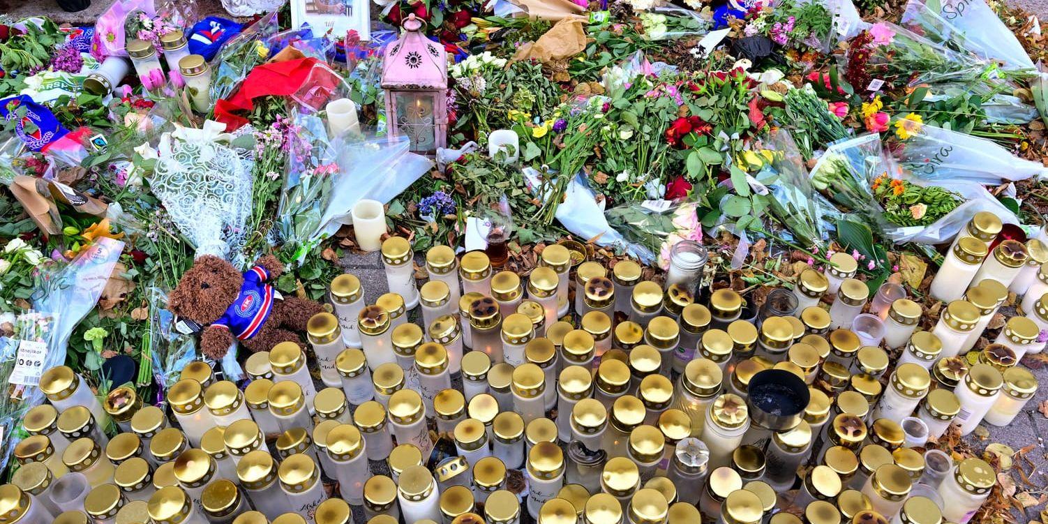 Människor har tänt ljus och lagt blommor på den plats i centrala Oskarshamn där en man knivmördades i ett uppmärksammat dåd på fredagskvällen den 23 september 2022. Arkivbild.