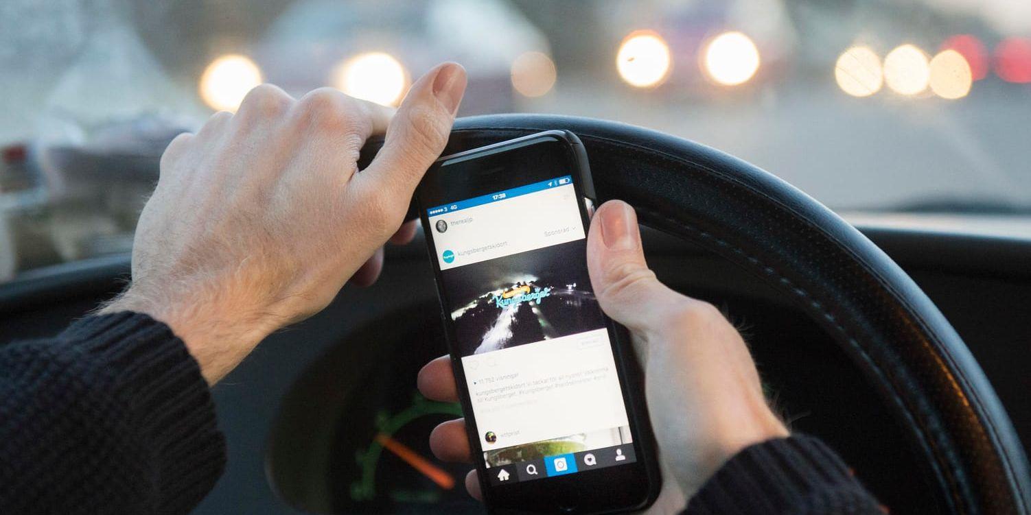 Från och med i dag blir det förbjudet att köra bil med mobil i handen. Arkivbild.