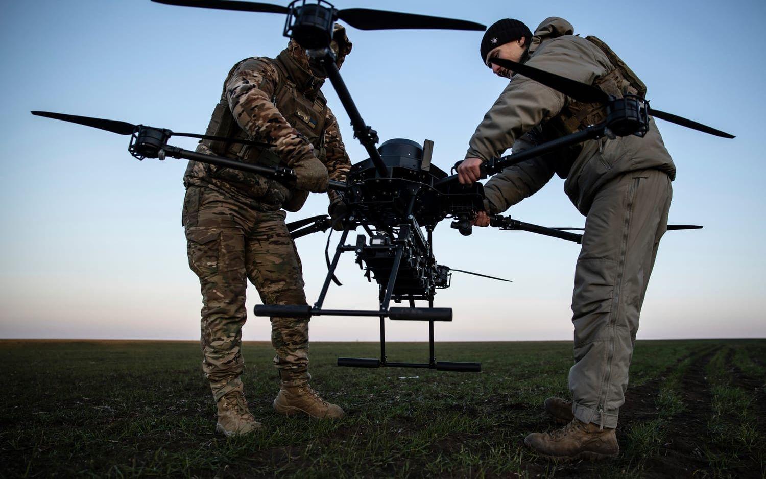 Ukrainska soldater förbereder en drönare nära fronten i Donetsk-regionen. Arkivbild.