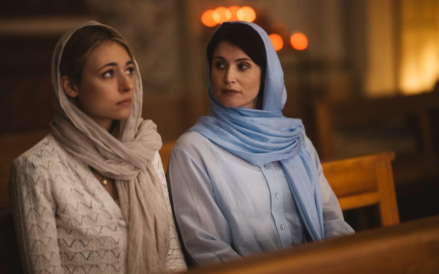 Alma Prelec och Gemma Arterton i spiondramat "Secret service".