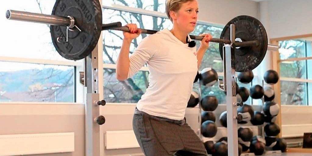 - Övningar som marklyft och knäböj är bra, allsidig träning som aktiverar många muskler och tar dig väldigt långt i din träning, säger Johanna Torén.