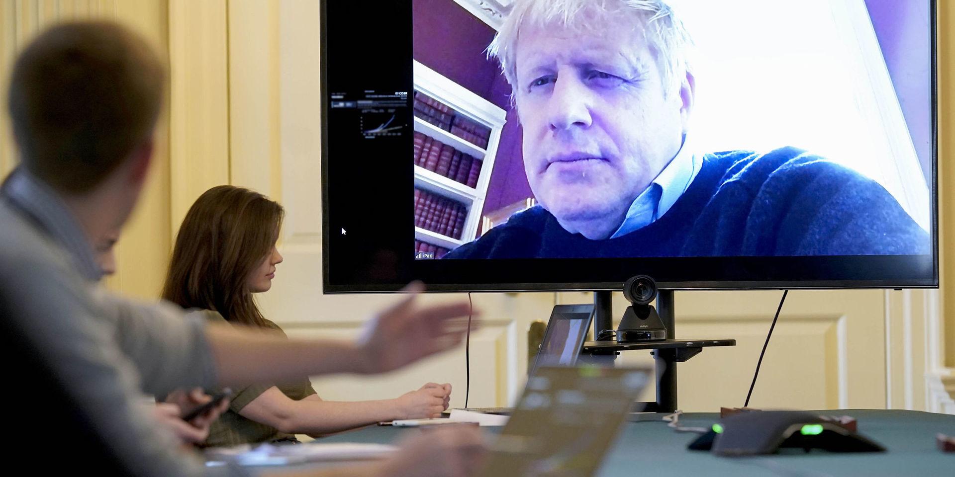 Boris Johnson under en videokonferens den 28 mars, dagen efter att han bekräftades ha insjuknat i covid-19.