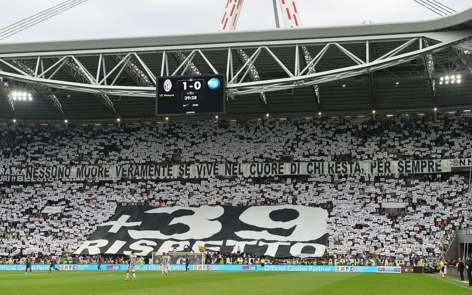Juventus supportrar ordnade ett tifo – till minne av offren – i Serie A-matchen mot Napoli den 20 maj 2015. Foto: Bildbyrån