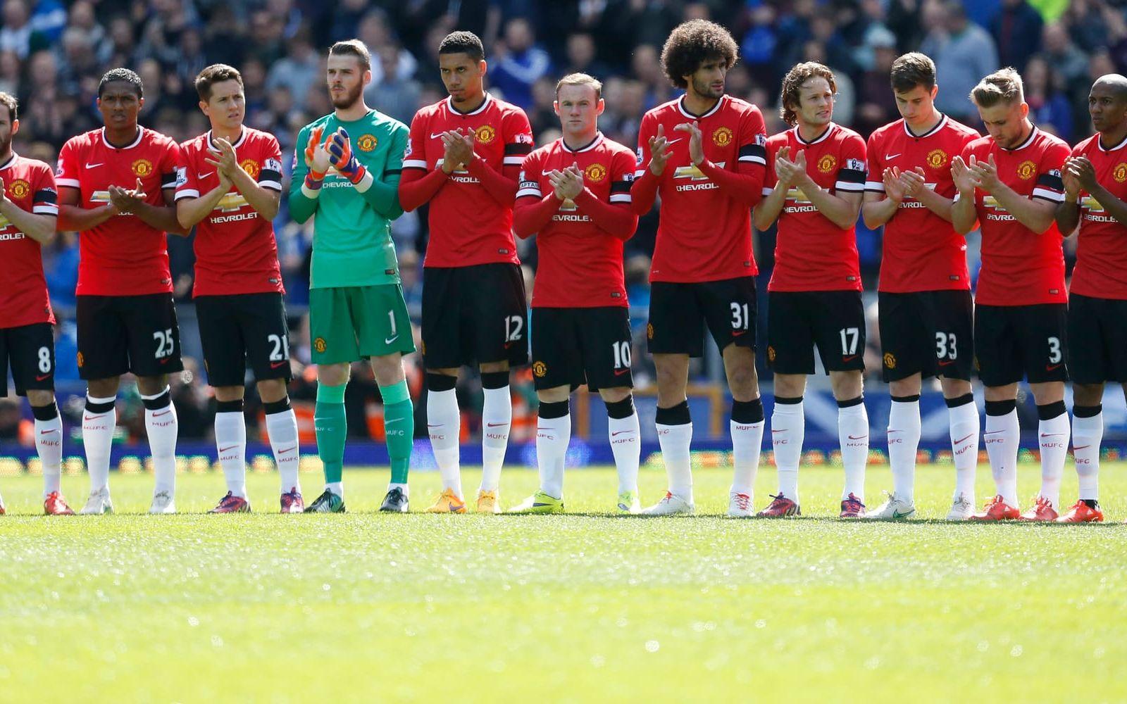 Spelarna i Manchester United under en tyst minut inför matchen mot Everton i maj 2015, 30 år efter branden i Bradford. Foto: Bildbyrån