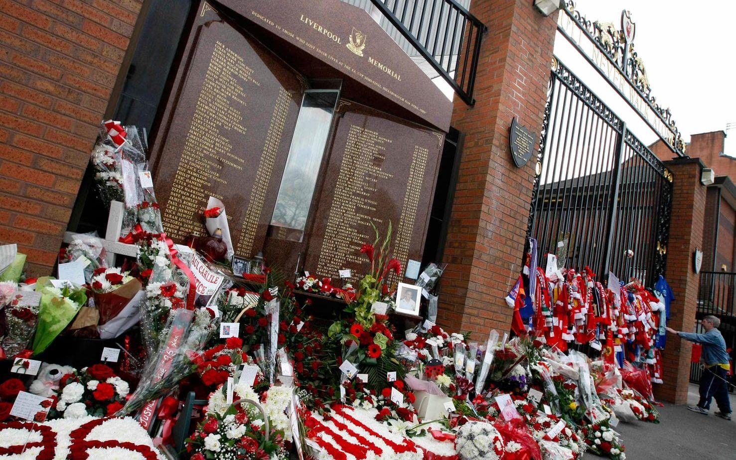 Vid Liverpools hemmaarena, Anfield, finns "Hillsborough memorial", med namnen på de 96 supportrarna som dog. Foto: TT