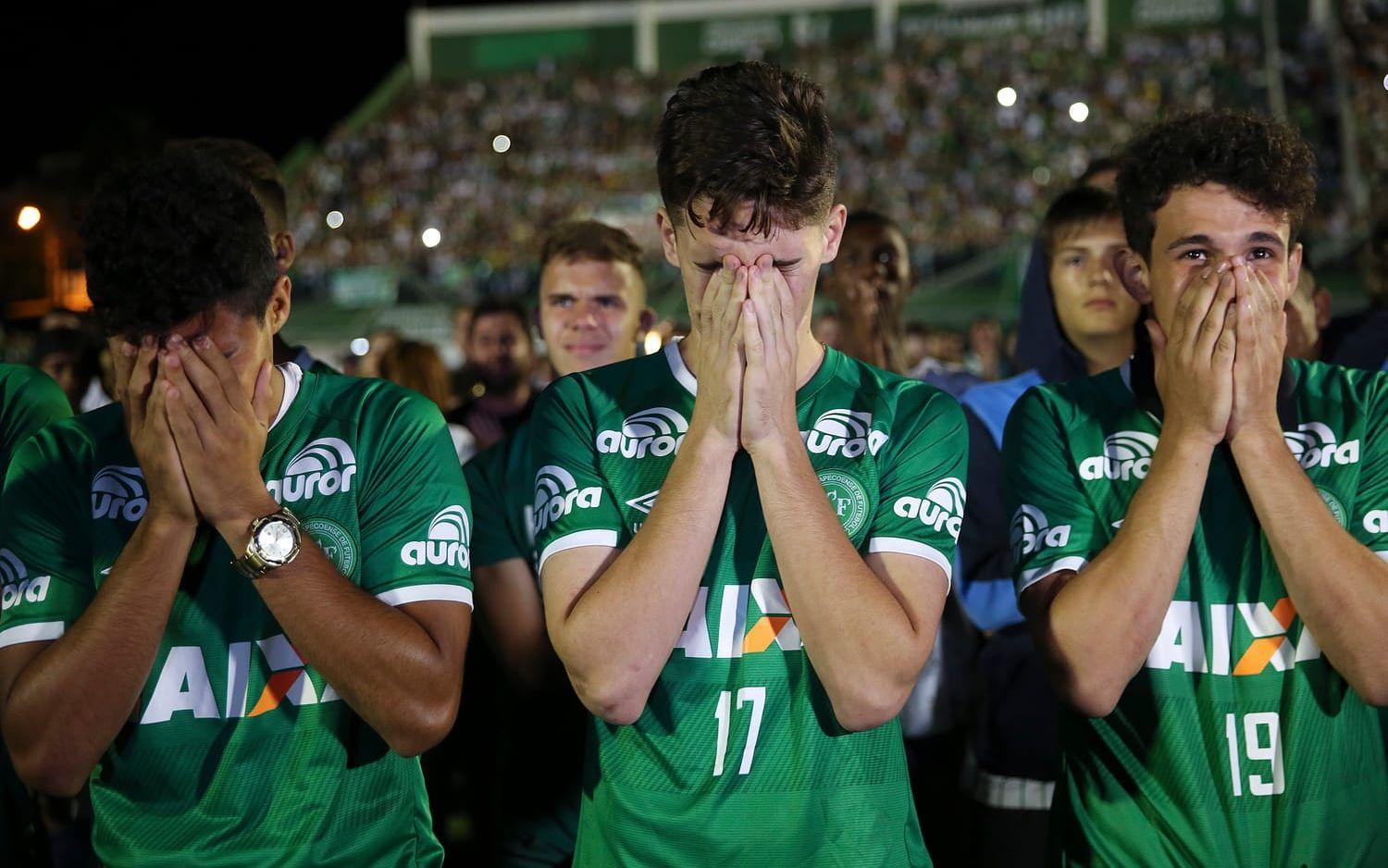 Både supportrar och fotbollsspelare sörjde och visade sitt stöd för Chapecoense. Foto: TT