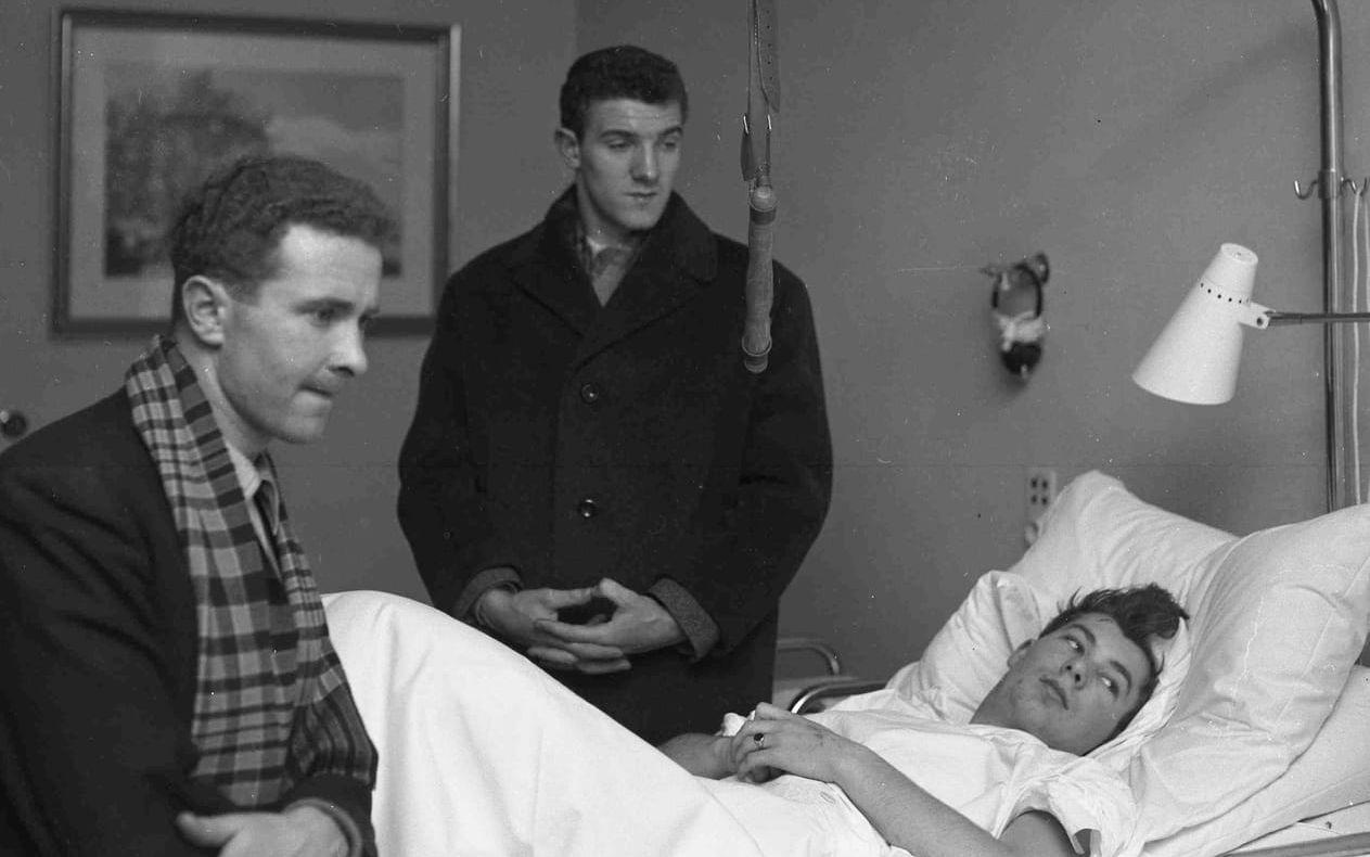 Manchester United-spelarna Harry Gregg (t.v.) och Billy Foulkes hälsar på den skadade lagkamraten Ken Morgan. Foto: TT