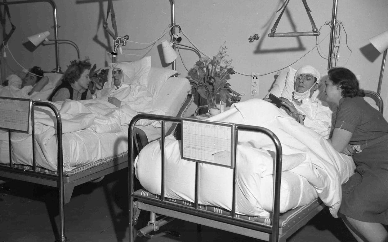 Två av de överlevande spelarna, Dennis Viollett och Albert Scanlon, pratar med sina fruar på sjukhuset. Foto: TT