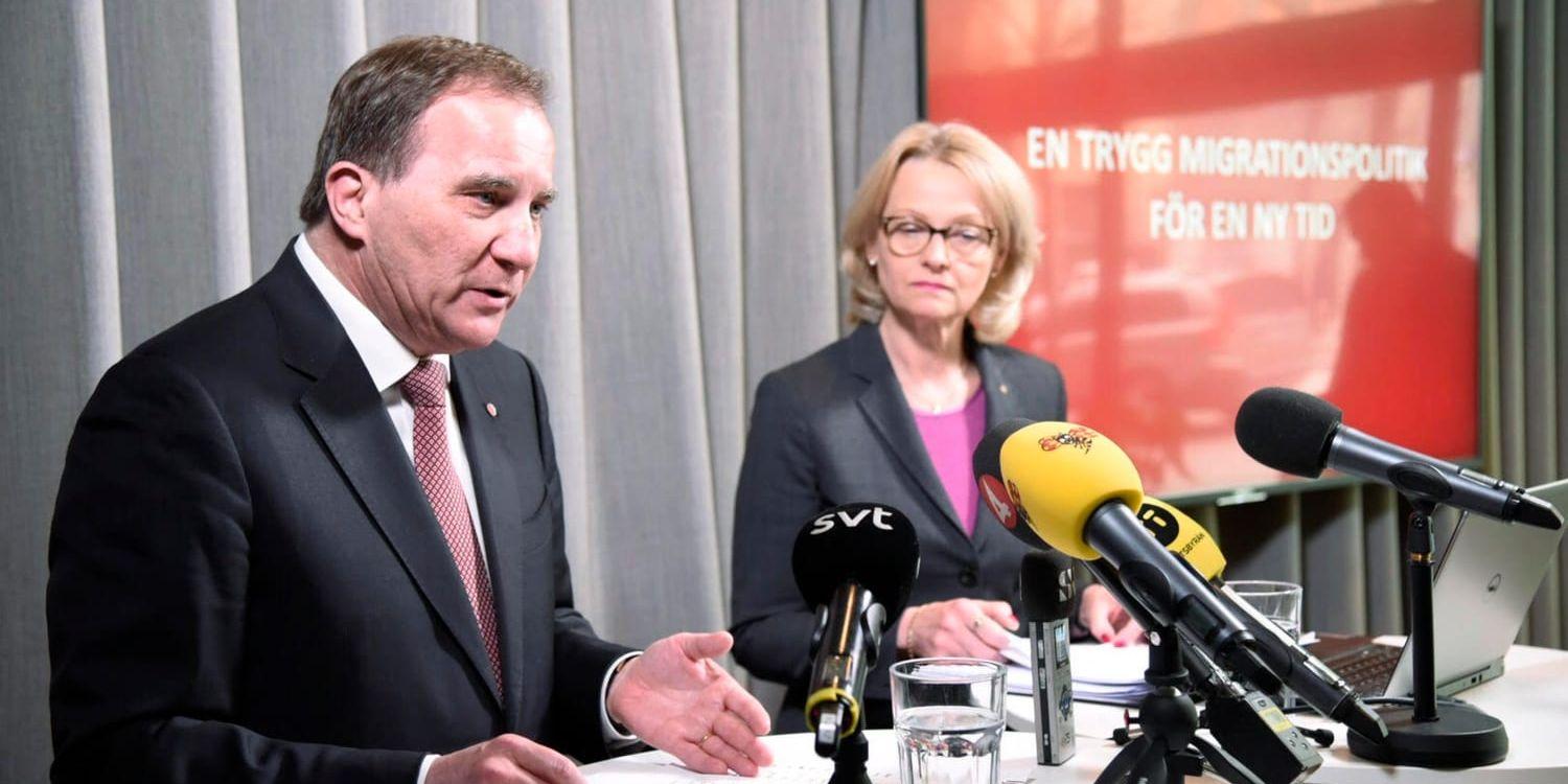 Socialdemokraternas partiledare Stefan Löfven (S) och migrationsminister Heléne Fritzon (S) får hård kritik av hjälporganisationerna för den skärpta flyktingpolitiken.