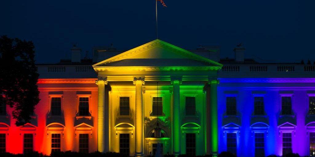Vita huset lystes i fredags upp i regnbågens färger för att fira Högsta domstolens beslut att ge samkönade par samma rättigheter att gifta sig som heterosexuella.