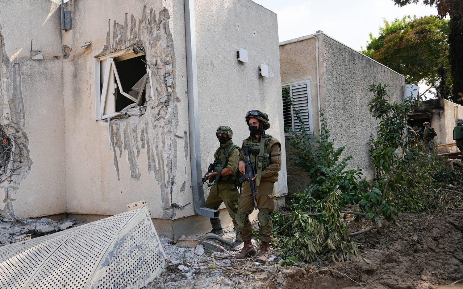 Israeliska soldater vaktar på den israeliska kibbutzen Kfar Azza där flera israeler dödades och togs gisslan under terrorstämplade Hamas attack. Arkivbild.