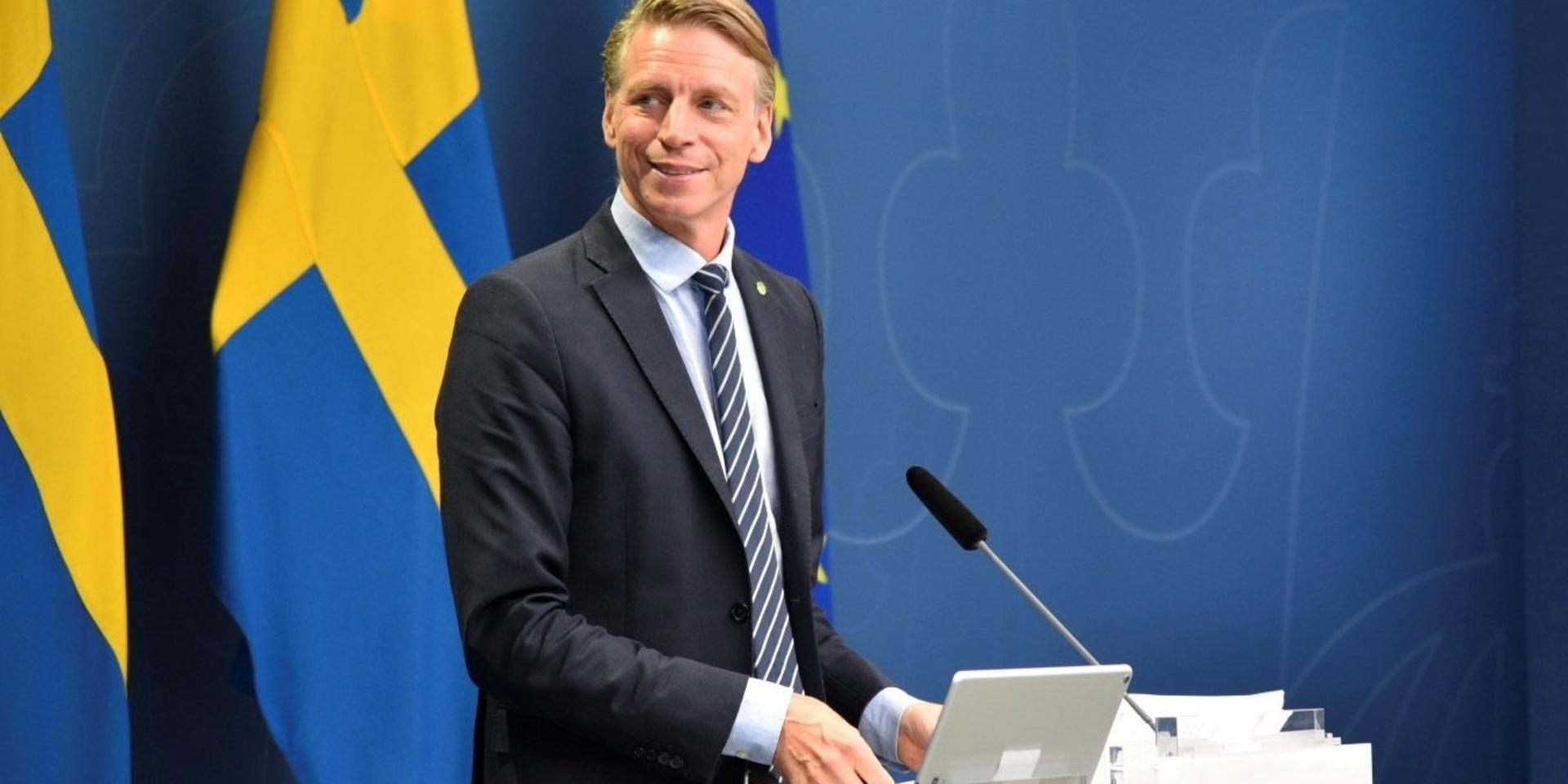 Miljöminister Per Bolund (MP) presenterar ihop med finansmarknadsminister Åsa Lindhagen (med på länk) nya miljösatsningar.
