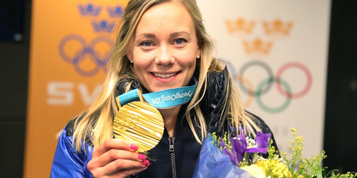 Frida Hansdotter visar upp sin guldmedalj när hon anländer till Arlanda.