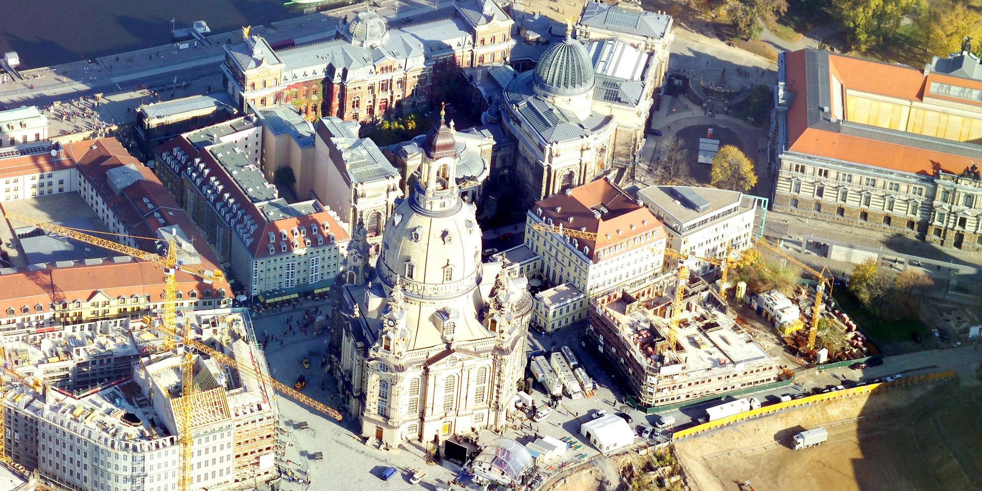 Det går att bygga nytt i klassisk stil. Bilden visar återuppbyggnaden av Dresdens klassiska centrum 60 år efter att det jämnades med marken. 