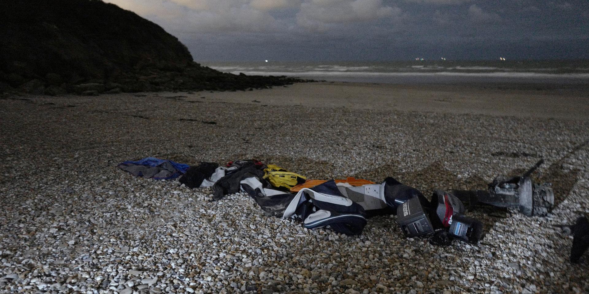 Flytvästar, sovsäckar och resterna av en lite uppblåsbar båt på stranden i Wimereux i norra Frankrike på fredagen. Barn och en havande kvinna fanns bland de 27 dödsoffren för migranttragedin utanför Calais på onsdagen