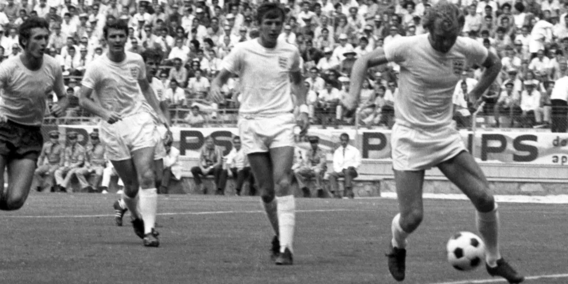 Terry Cooper, här andre man från vänster vid Englands match mot Rumänien i VM i Mexiko 1970. Arkivbild.