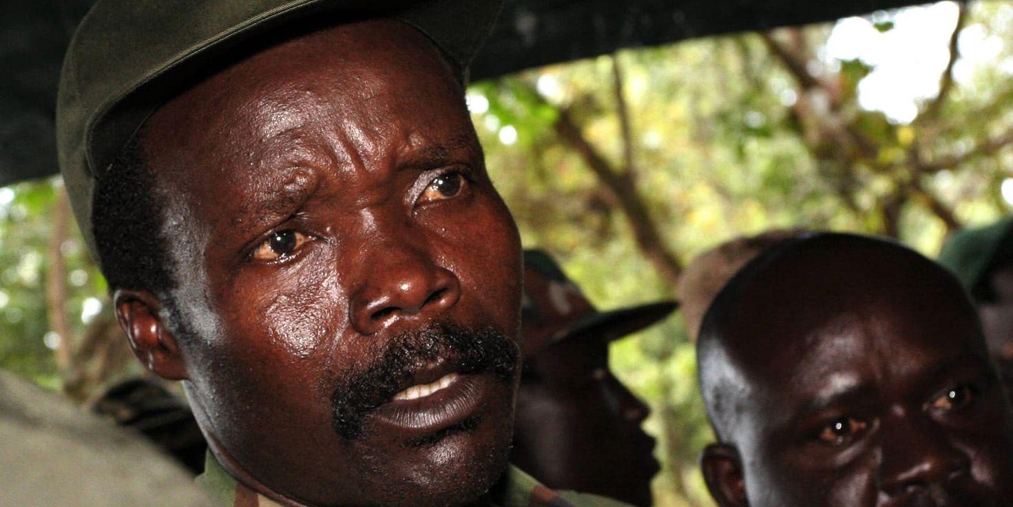 LRA-ledaren Joseph Kony (till vänster) pratar med journalister 2006. Arkivbild.