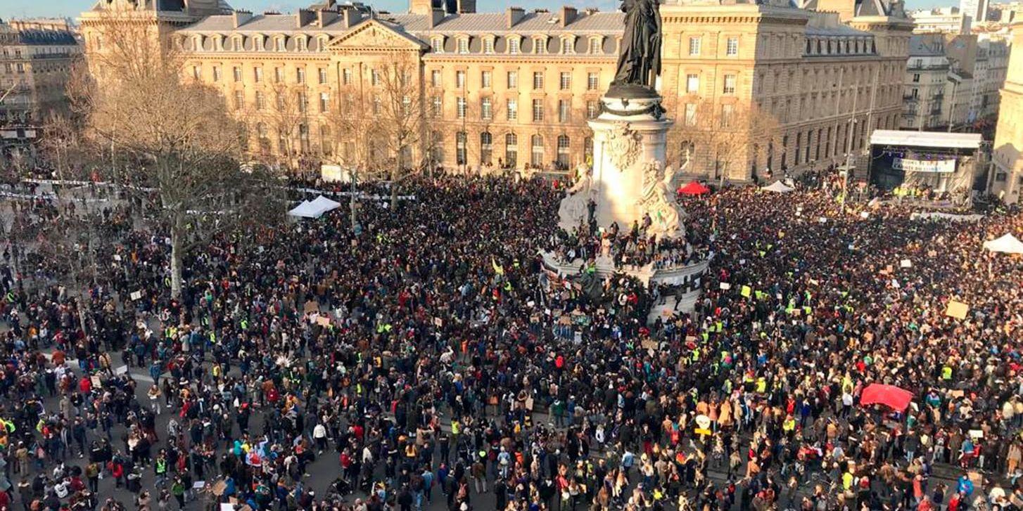 Demonstranter deltog i en protest i centrala Paris på lördagen mot vad de ser som den franska regeringens bristande åtgärder mot klimatförändringarna.