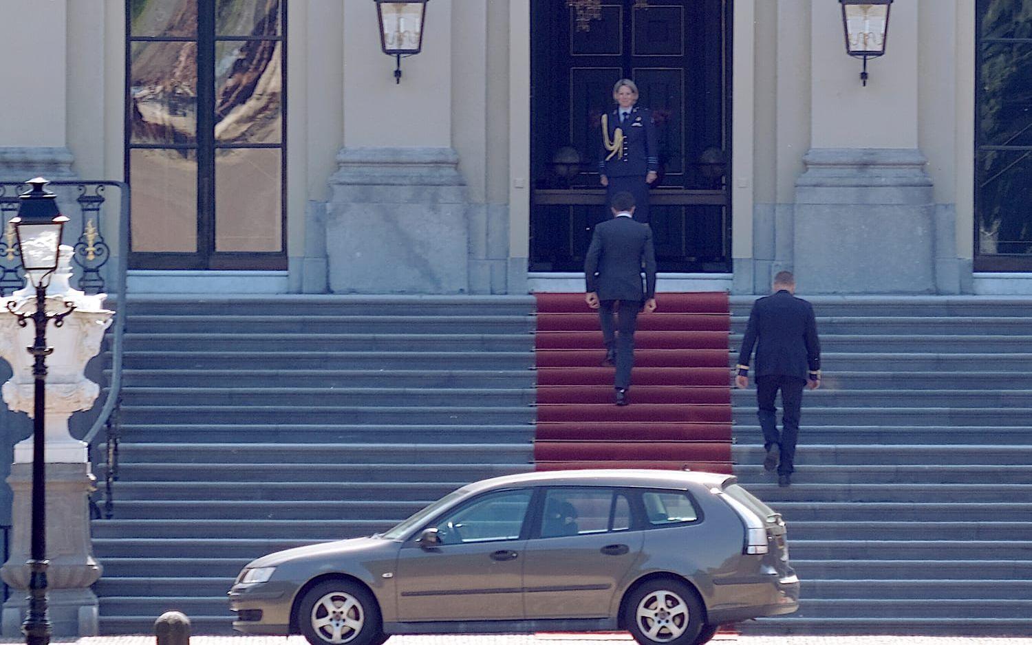 Mark Rutte på väg in i det kungliga slottet Huis ten Bosch i Haag för att lämna sin avskedsansökan till kung Willem-Alexander i fredags.