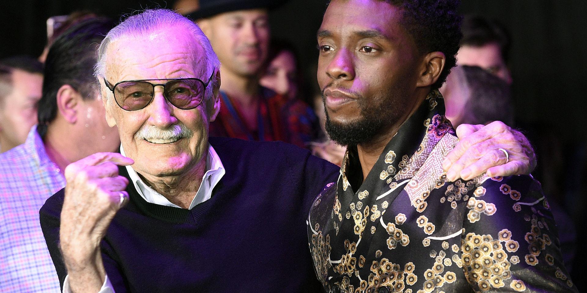Stan Lee poserar tillsammans med Chadwick Boseman, huvudrollsinnehavaren i Black Panther i januari tidigare i år. 