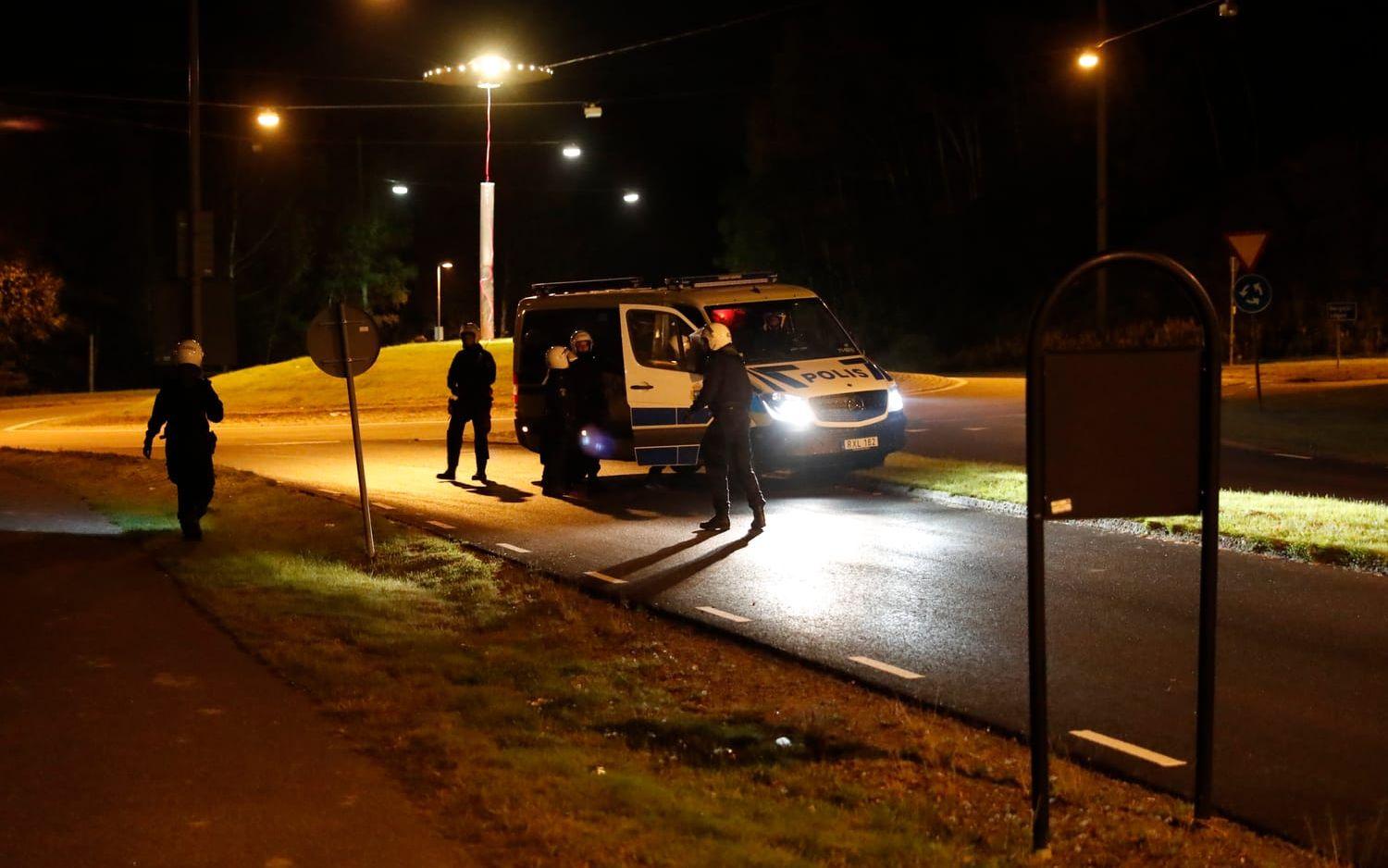 Polisen på plats sent i natt. Bild: Anders Ylander