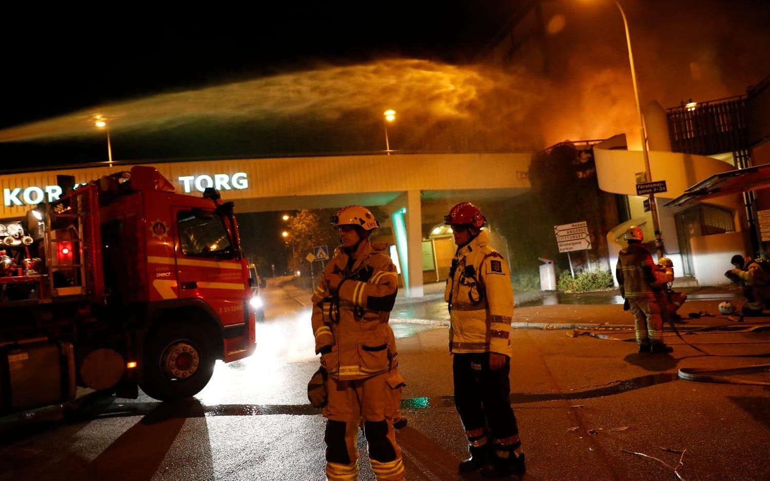 En bilbrand även vid Kortedala Torg i natt. Bild: Anders Ylander
