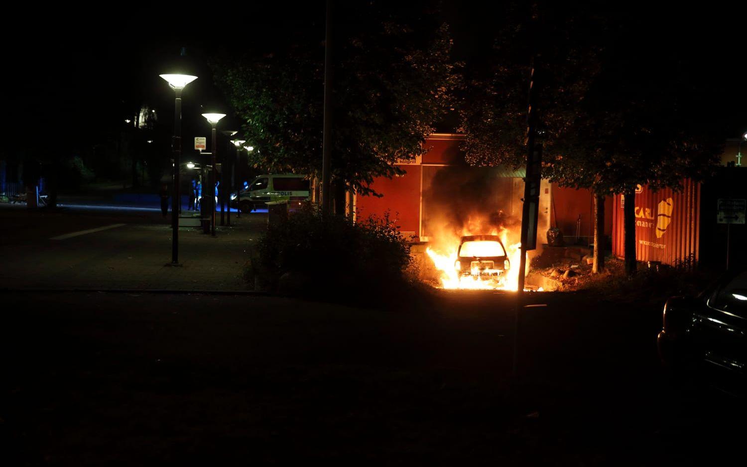 Bränder och otrygg stämning sent på onsdagskvällen enligt vittnen på platsen i Bergsjön i Göteborg. Bild; Anders Ylander