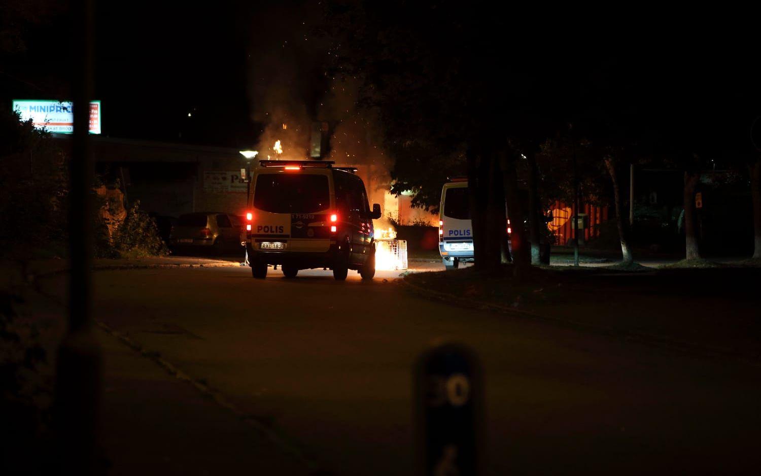 Bränder och otrygg stämning sent på onsdagskvällen enligt vittnen på platsen i Bergsjön i Göteborg. Bild; Anders Ylander