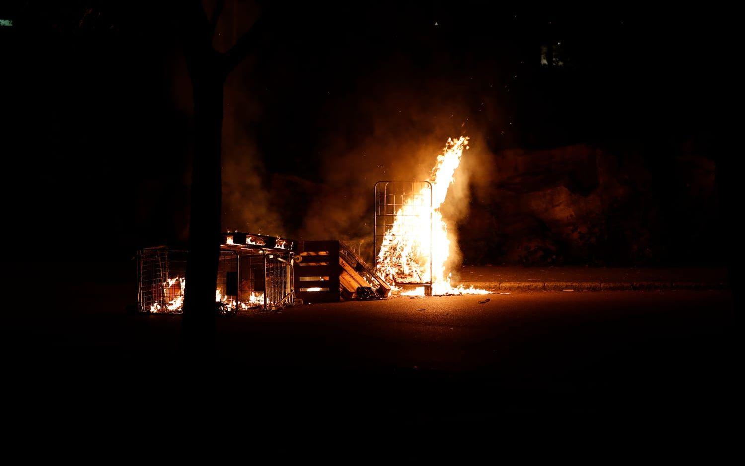 Kravallartade oroligheter och flera bränder i Bergsjön i Göteborg under onsdagskvällen. Bild: Anders Ylander