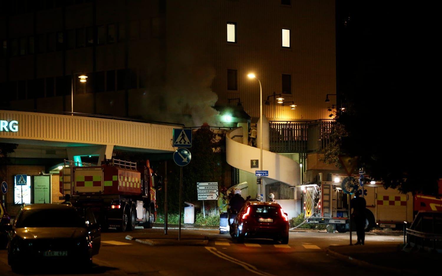 En bilbrand även vid Kortedala Torg i natt. Bild: Anders Ylander