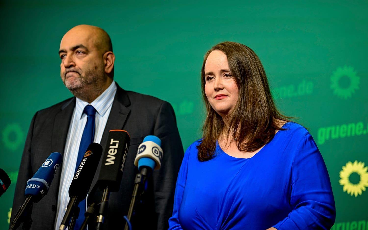 Dystra miner hos tyska De grönas partiledare Omid Nouripour och Ricarda Lang när de meddelar sin avgång.