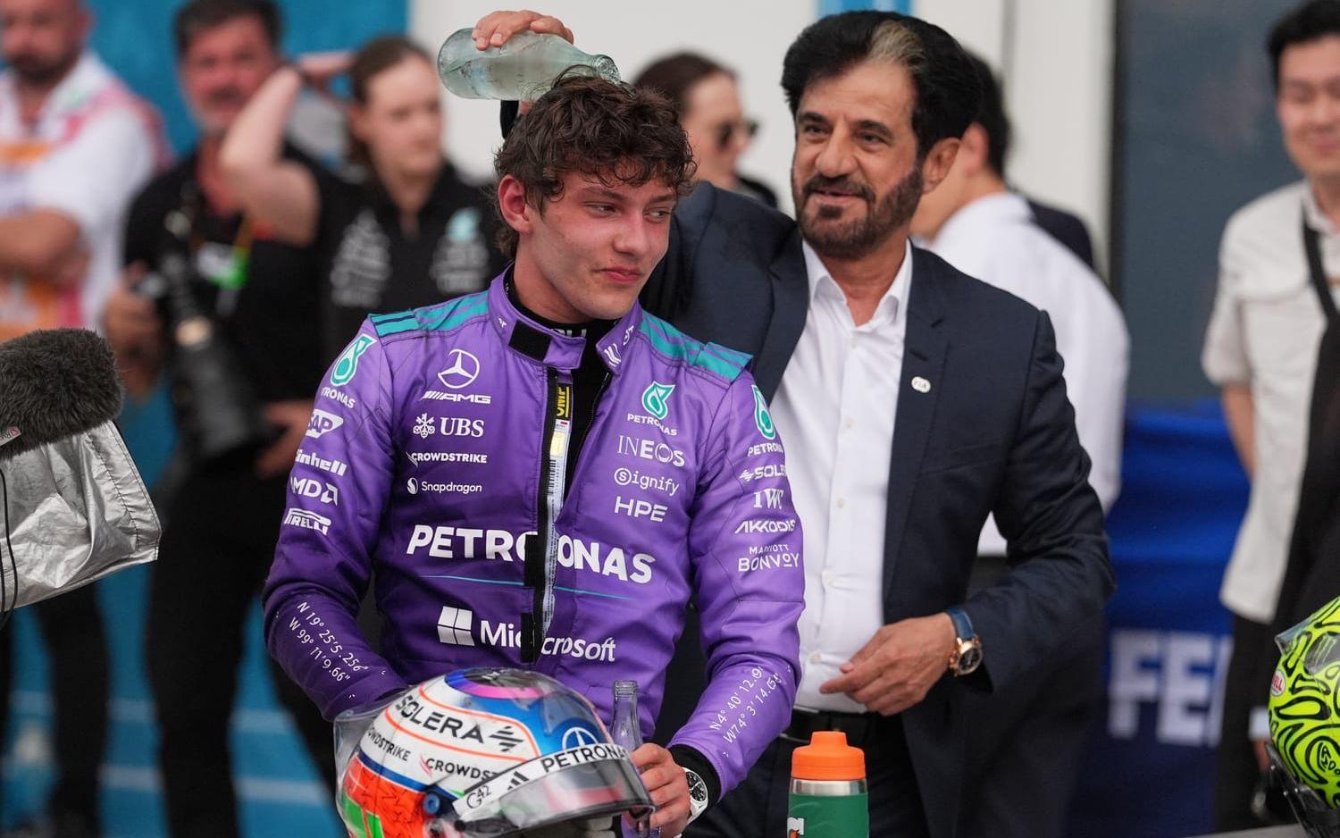 Kimi Antonelli svalkas med vatten efter segern i Miami.