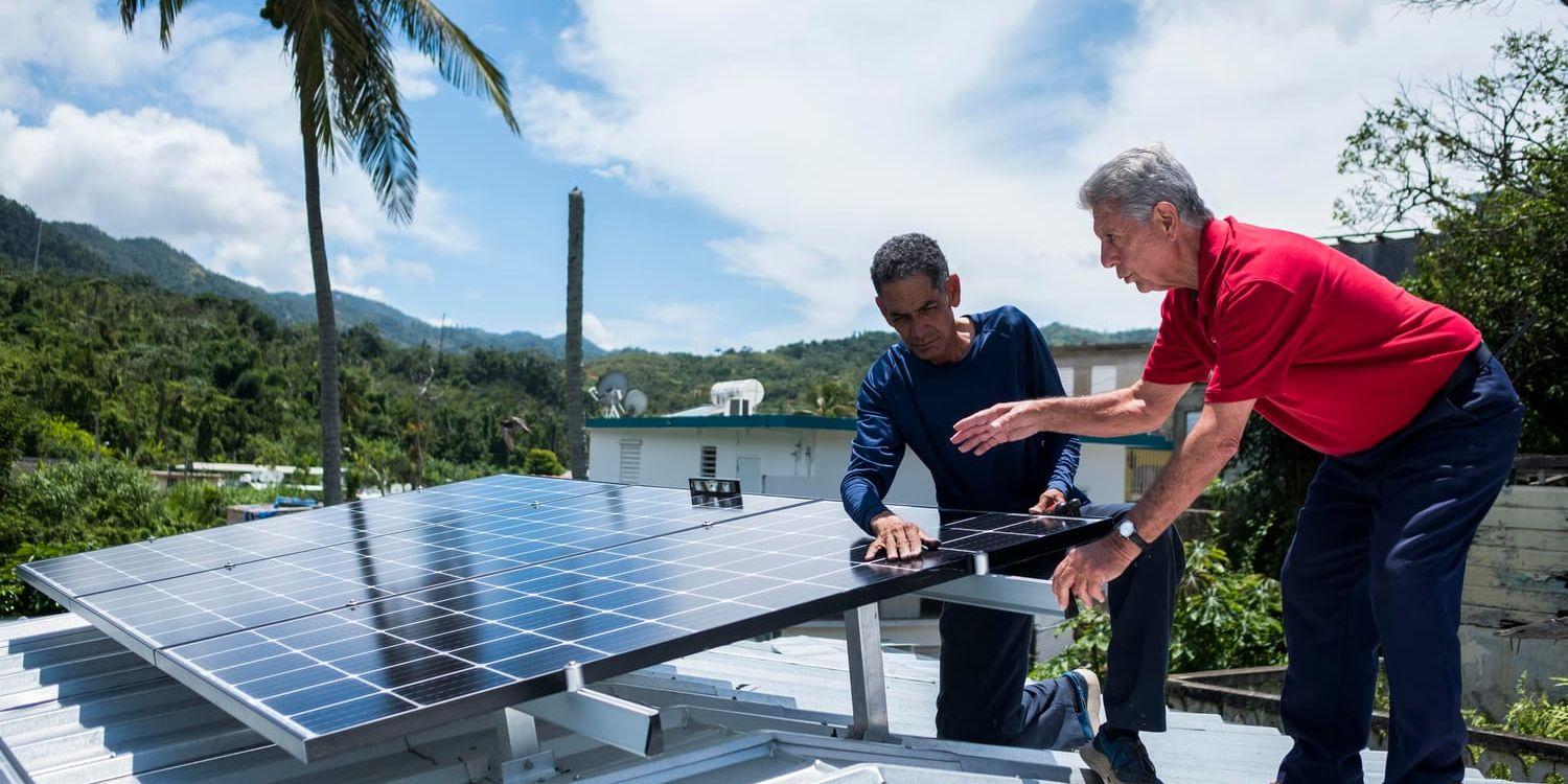 Solpaneler, som när de väl är tillverkade och installerade inte ger några utsläpp, sätts upp i Adjuntas, Puerto Rico.