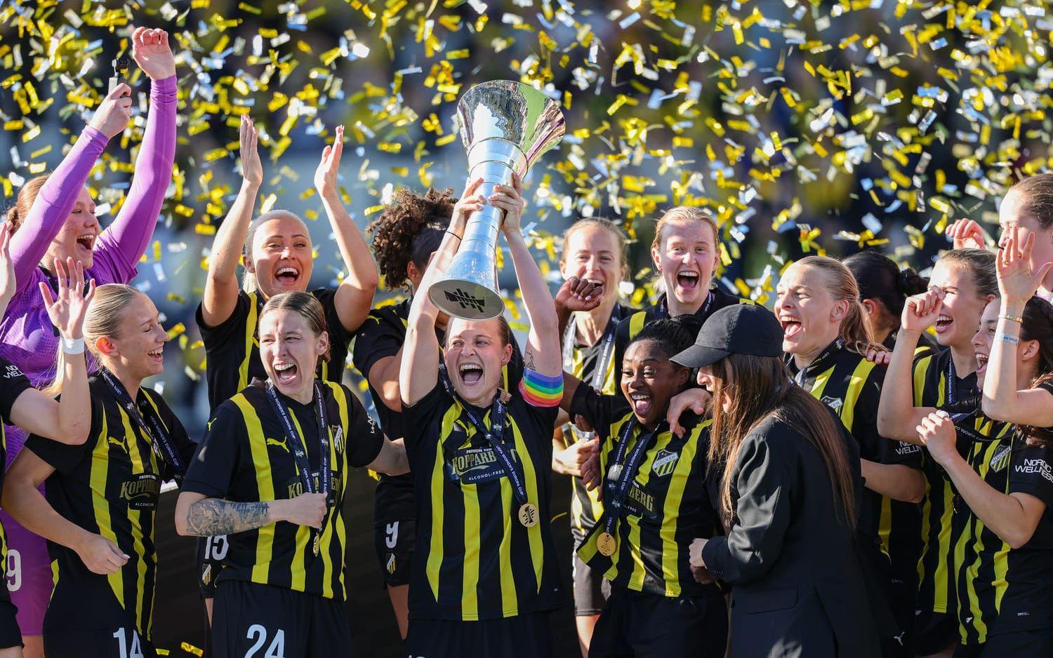Häcken lyfter pokalen efter segern i Europa Cup-finalen mot Hammarby.