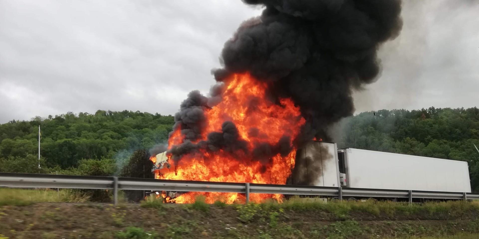 En brinnande lastbil har orsakat stora avstängningar på E4 under onsdagen.
