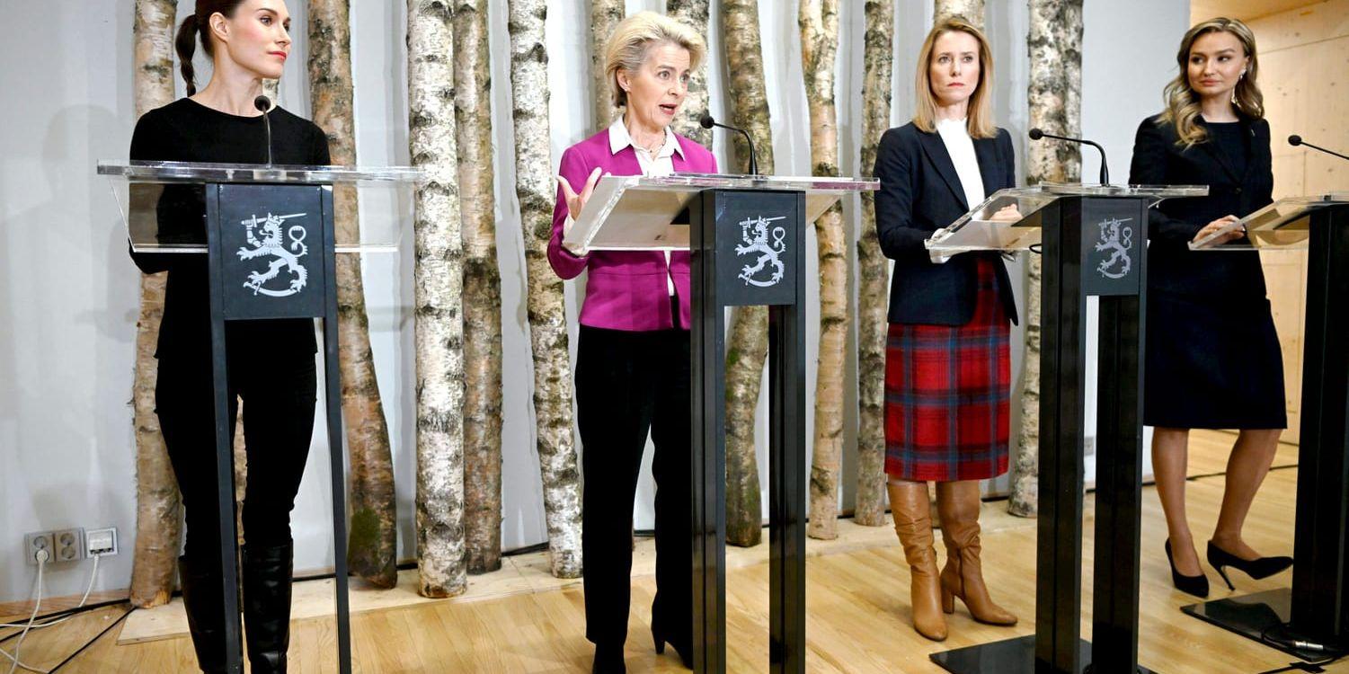 Ursula von der Leyen, här på mötet i Helsingfors omgiven av Finlands och Estlands statsministrar Sanna Marin respektive Kaja Kallas, samt Sveriges energiminister Ebba Busch.