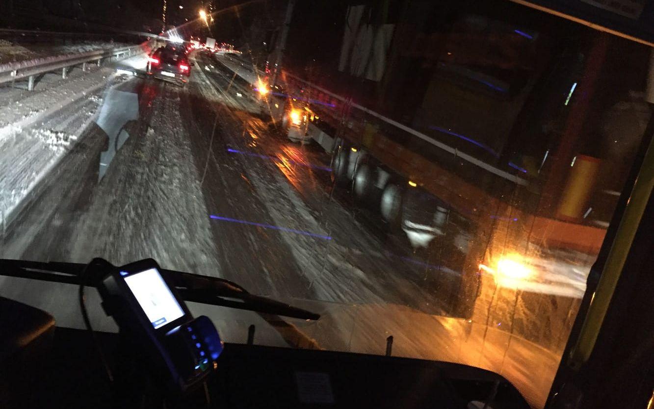 På riksväg 40 är det kilometerlånga köer efter det kraftiga snöfallet. Bild: Anders Håkansson
