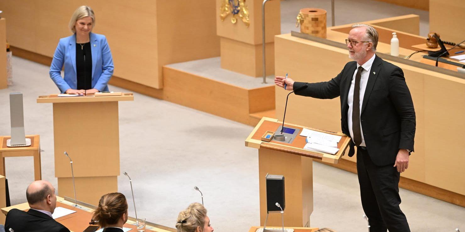 Socialdemokraternas partiledare Magdalena Andersson och arbetsmarknadsminister Johan Pehrson (L) vid partiledardebatten i riksdagen.