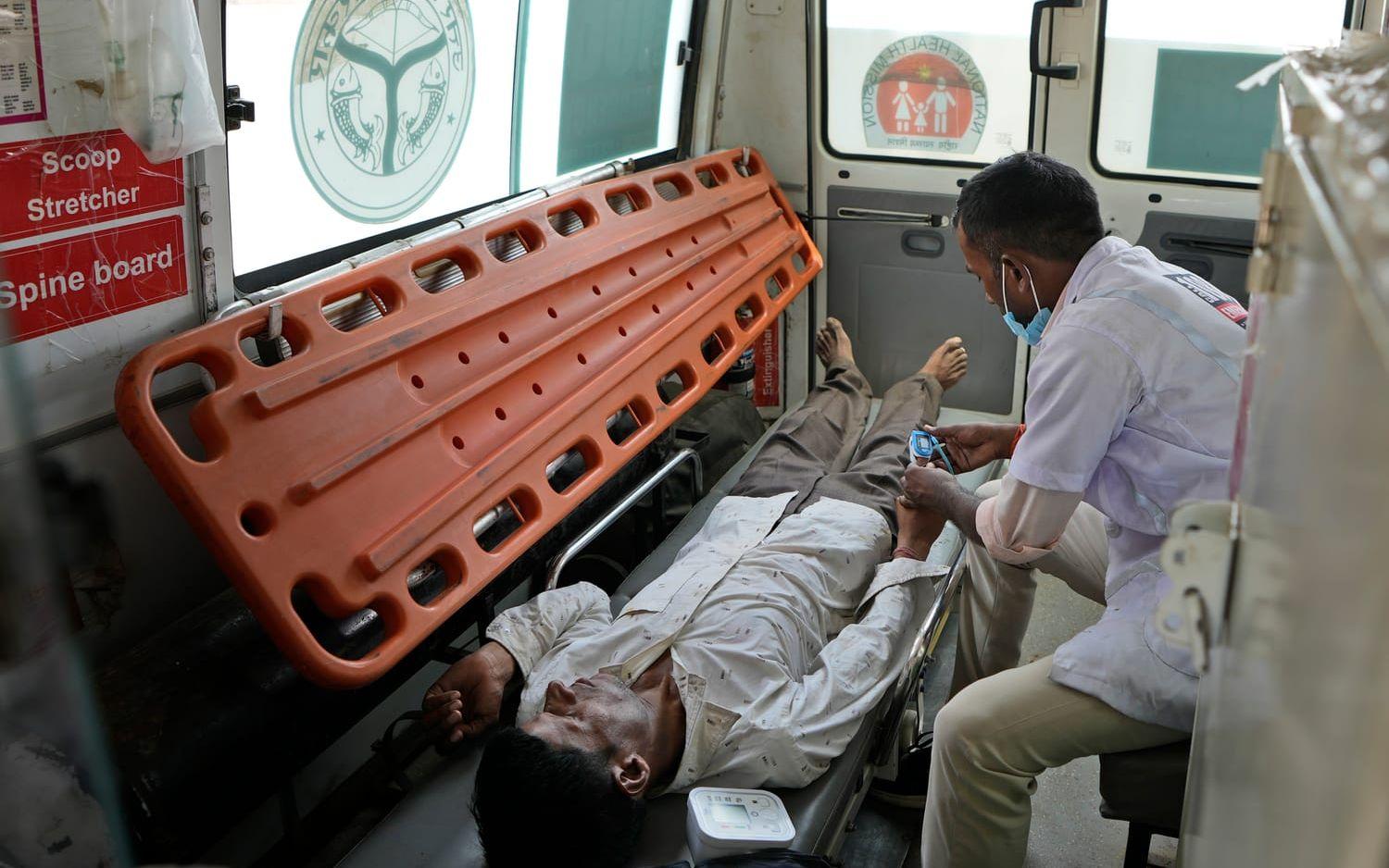 Under en värmebölja i juni hämtades personer med ambulans från i byn Mirchawa i Indien. På bilden an man som drabbats av värmeslag. Arkivbild.