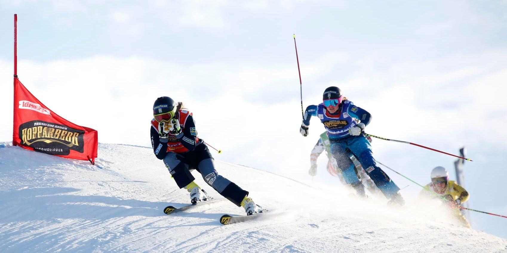 Sandra Näslund, till vänster, i Idre i fjol. Till helgen tävlar skicrosstjärnan där igen.