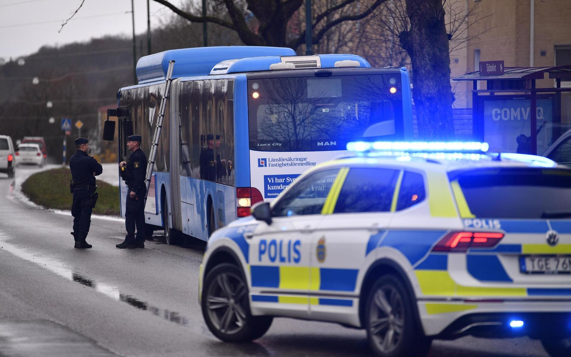 Polis är på plats i Sjöbo efter att en busschaufför larmat polis om att något skjutit mot hans buss.