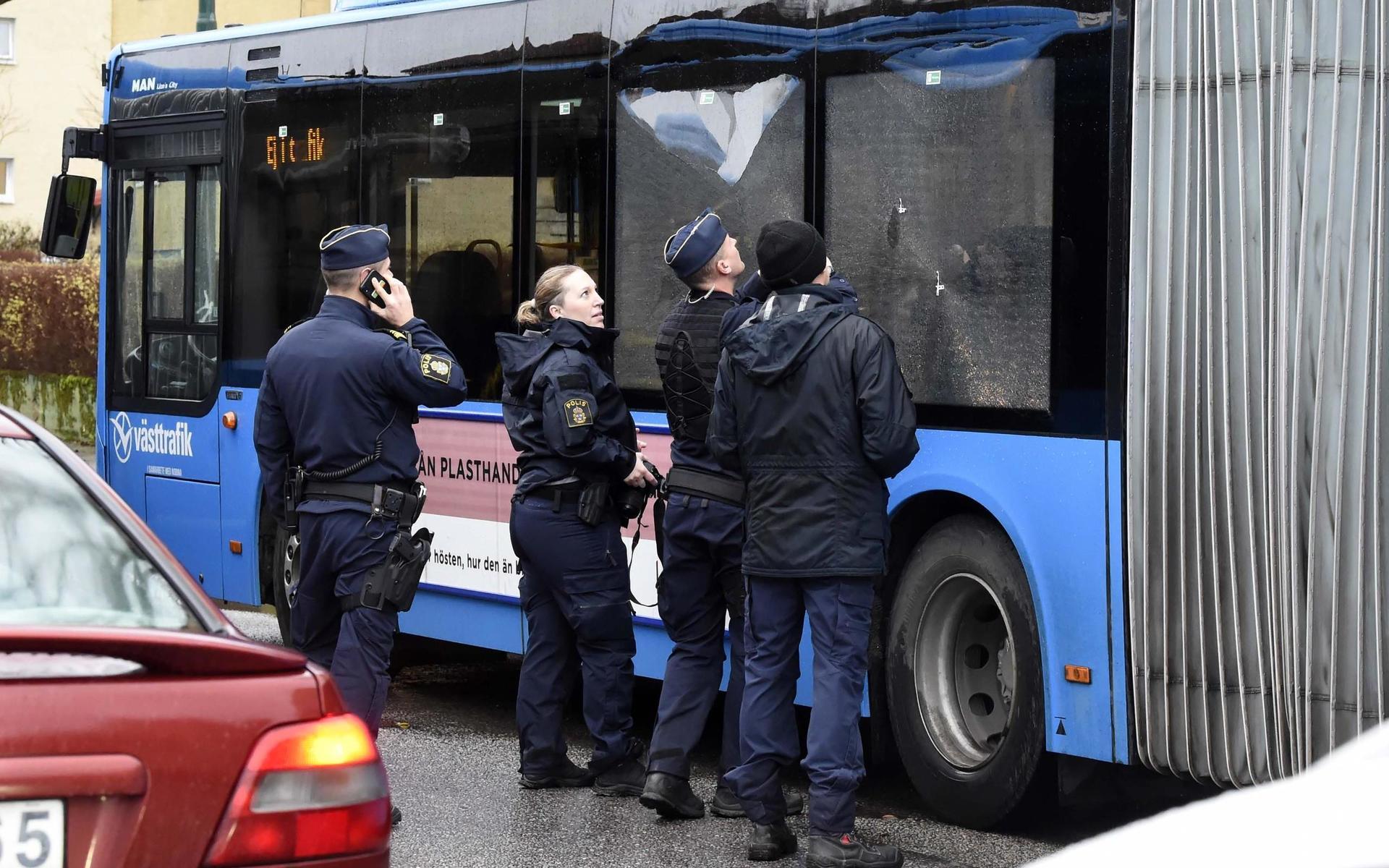 Polisen markerar ut och undersöker misstänkta skotthål i bussen.