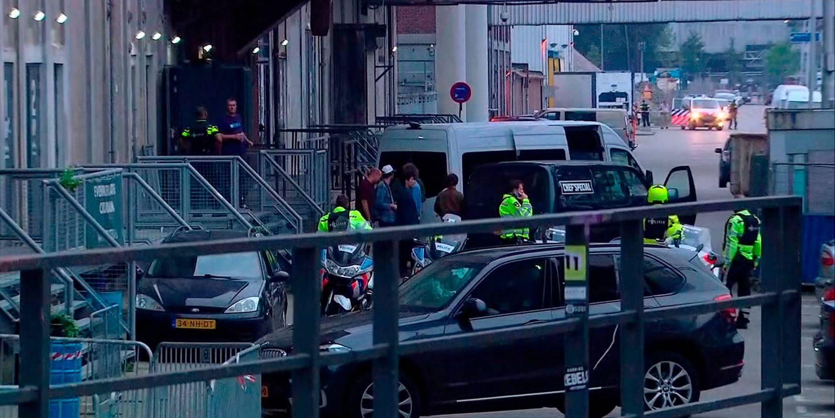 En minibussförare greps på onsdagskvällen vid arenan i Rotterdam. Han släpptes på torsdagskvällen.