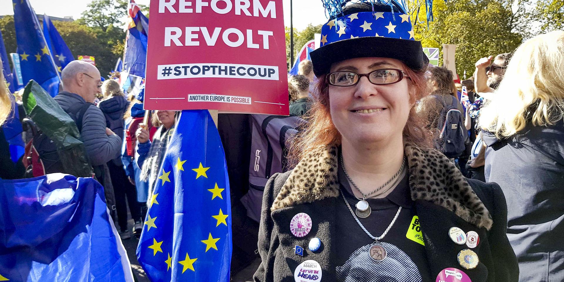 Marianne Gilchrist från organisationen Hull and East Yorkshire for Europe deltar i demonstrationen för att Stoirbritannien ska stanna i EU.