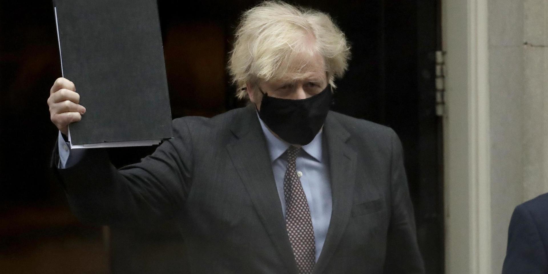 Boris Johnson på väg till brittiska parlamentet på måndagen.