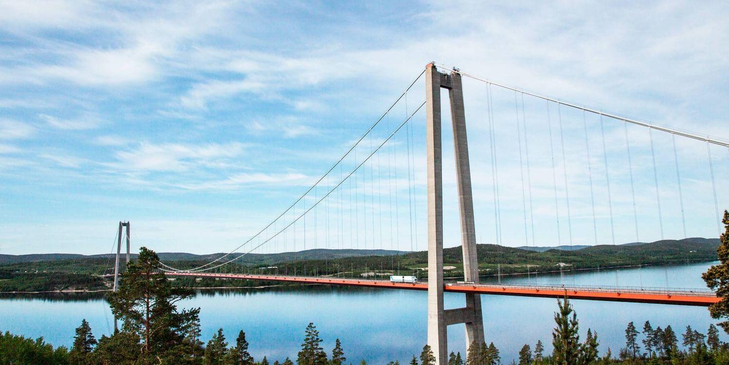 En 78-årig kvinna försvann tidigt i söndags morse i Härnösand. På bilden Högakustenbron över Ångermanälven mellan Kramfors och Härnösand. Arkivbild.