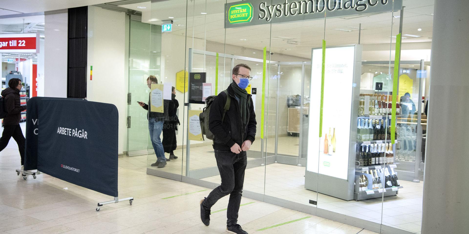 Systembolaget i Liljeholmen har satt upp ett nytt kösystem om det skulle bli för många människor i butiken.
