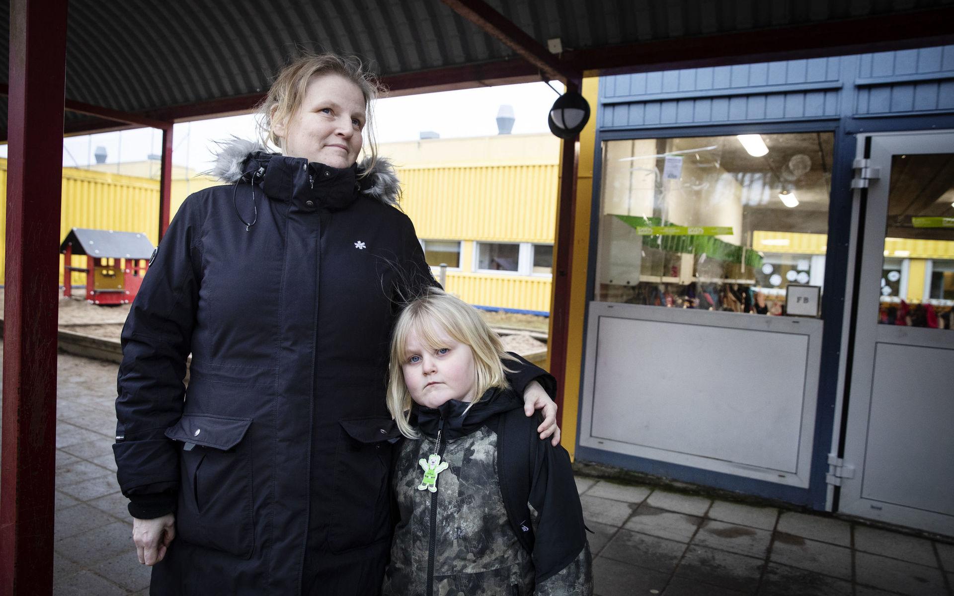 Jenny Niiström med sin dotter Saga, sex år, utanför Björndammens skola som fått flera fönsterrutor krossade under natten till fredagen. &quot;Min dotter fick kliva över glaset i morse för att komma in i sitt klassrum. Hon blir rädd och ställer en massa frågor varför någon gjort så här&quot;, säger Jenny Niiström.