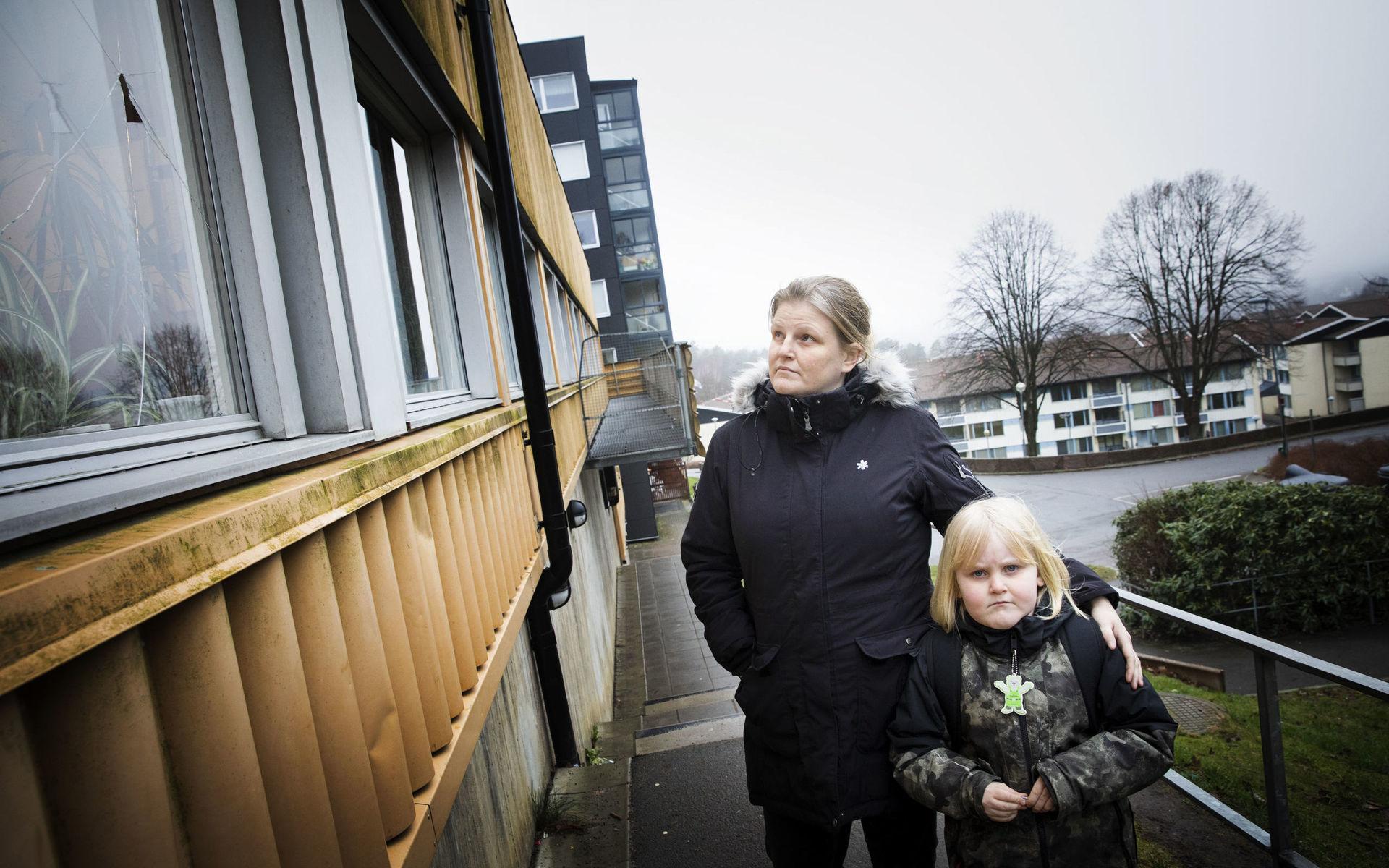 Jenny Niiström med sin dotter Saga, sex år, utanför Björndammens skola.